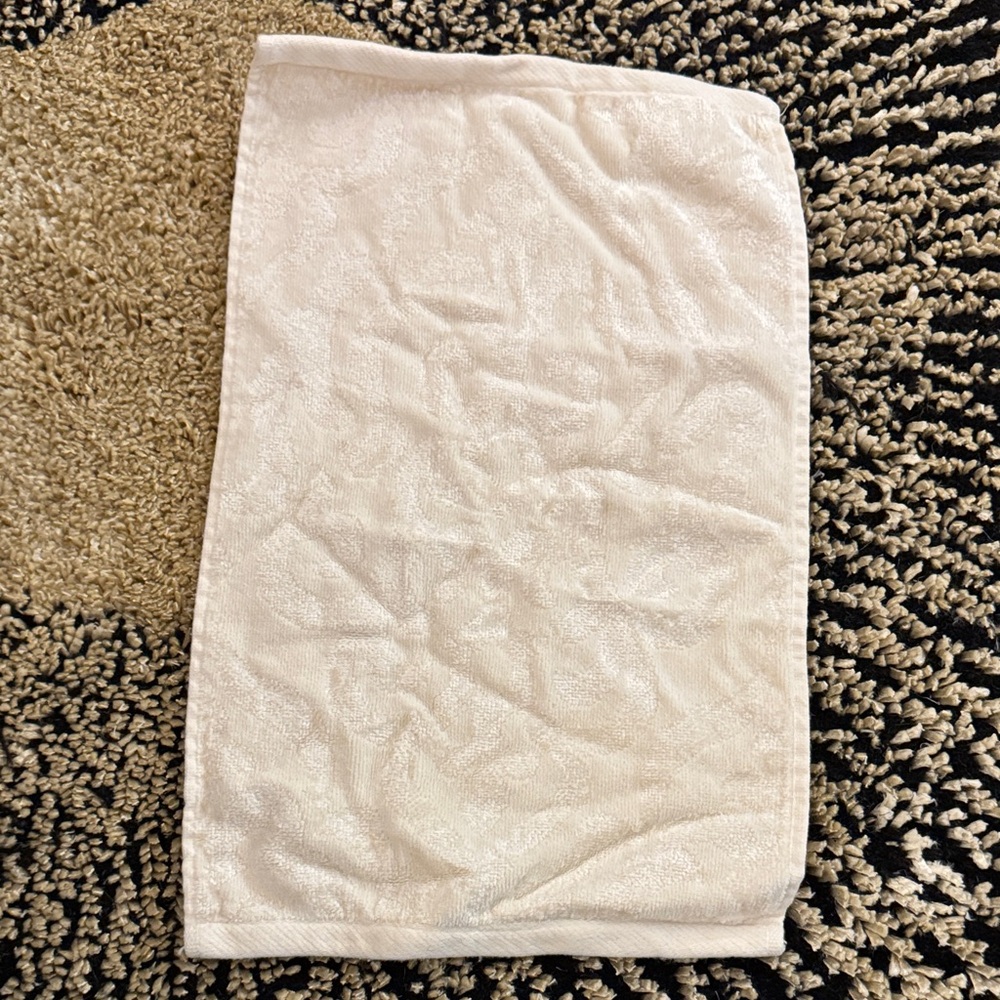 J. Queen New York Sicily Fingetip Towel